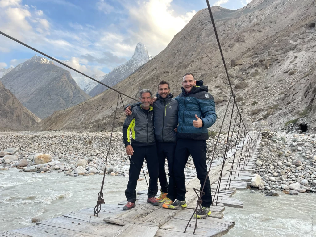 Der katalanische Kletter-Profi Edu Marín, sein Bruder Alex und sein 70-jähriger Vater vor dem Nameless Tower im Karakorum, wo sie eine Begehung der "Eternal Flame" starten.