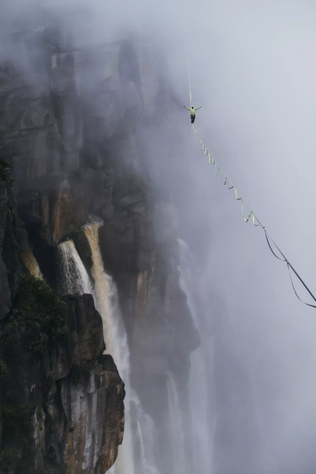 Wasserfall-Highline Rekord: 1008 Meter über dem Boden am Salto Ángel  mit Lukas Irmler, 
Rafael Bridi, 
Jens Decke,
Karl Schrader, 
Valentin Rapp  
Antonia Rüede-Passul